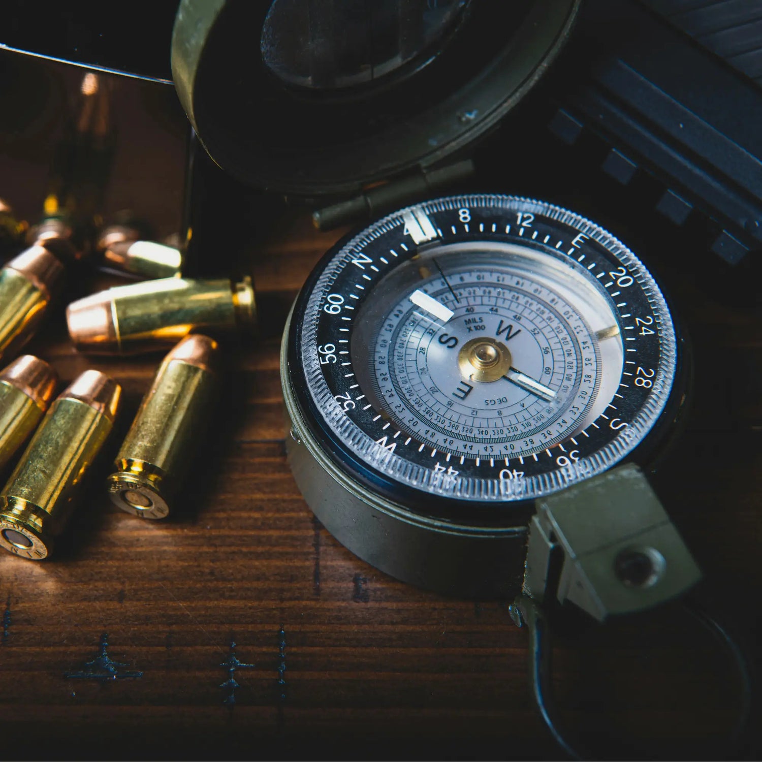 Comment utiliser une boussole militaire ?