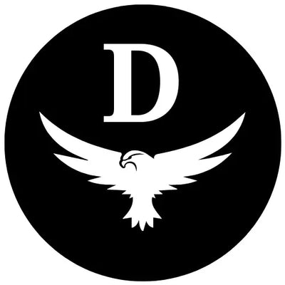 Logo circulaire noir présentant un aigle stylisé blanc aux ailes déployées placé sous la lettre « d ».